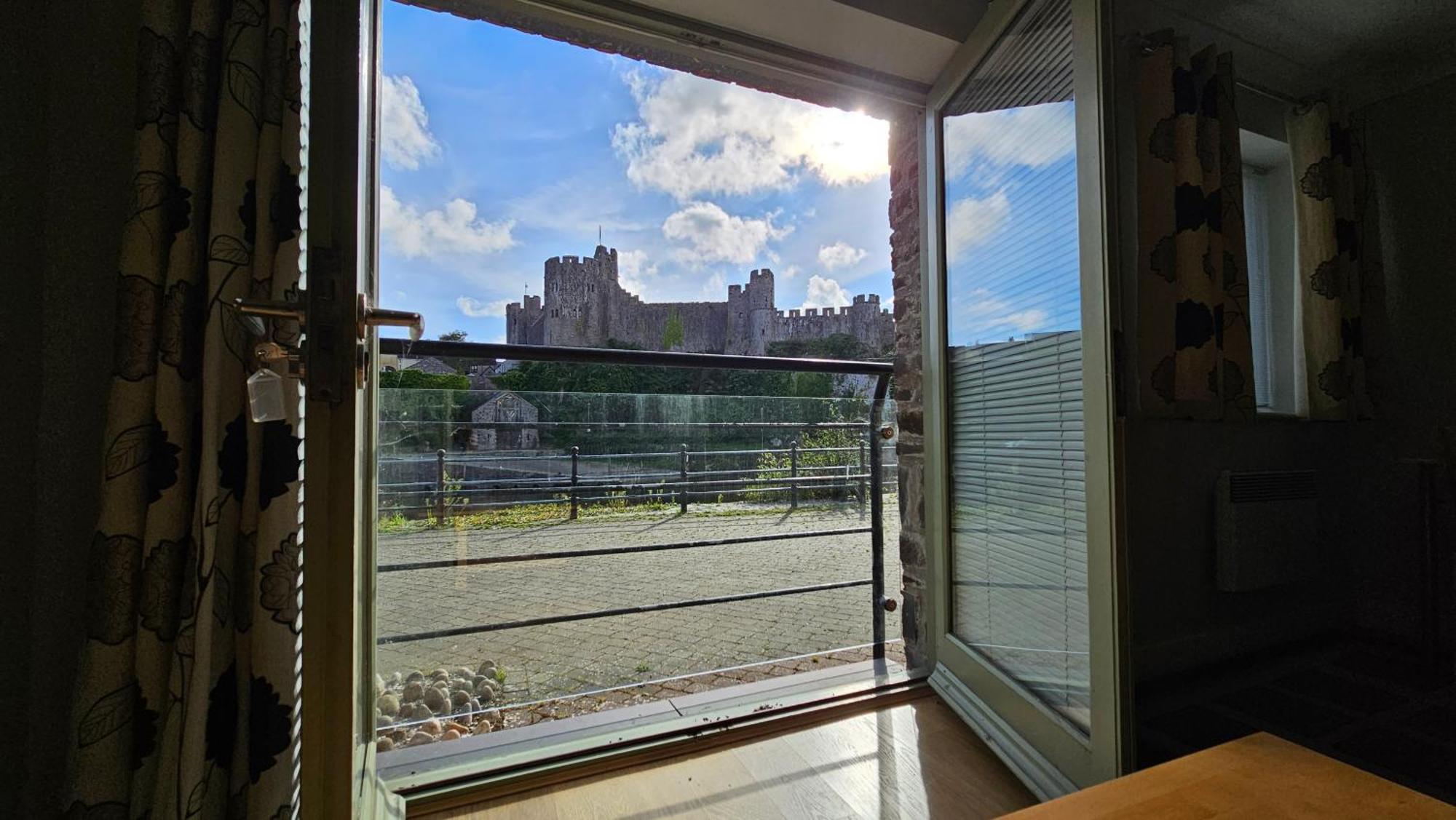 Castle Pond House Apartment Пембрук Екстериор снимка